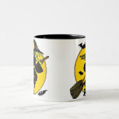 ブロムスティック上のハロウィーンの魔女 ツートーンマグカップ (中央)