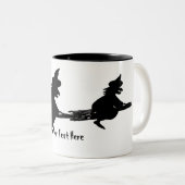 ブロム飛んでいるスティックの不気味な魔女ハロウィーン ツートーンマグカップ (正面右)