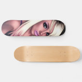 ブロンドのスケート選手の女の子 スケートボード (横)