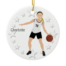 ブロンドのバスケットボールの女の子（白黒）