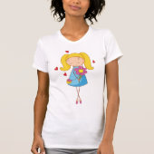 ブロンドの女の子が花を持っている かわいいラブ Tシャツ (正面)