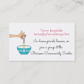 ブロンドの女性の料理のベーキングの割れる卵 名刺 (裏面)