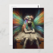 ブロンドの妖精でヴィンテージ・スーツケースに対する態度を示す ポストカード (正面/裏面)