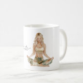 ブロンドの少女のナマステヨガのポーズ コーヒーマグカップ (正面右)