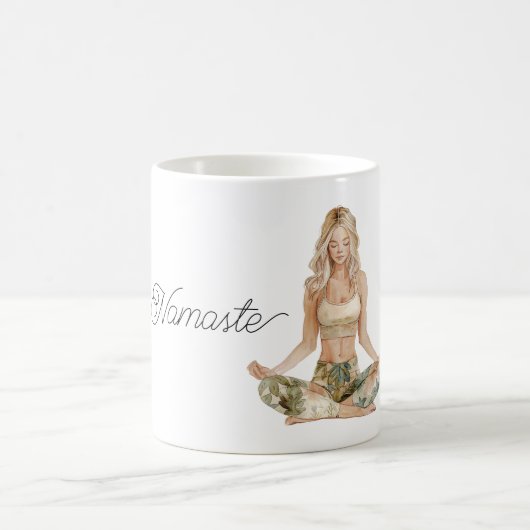 ブロンドの少女のナマステヨガのポーズ コーヒーマグカップ (中央)