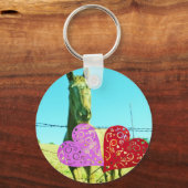 ブロンドの馬とピンクと赤いハート キーホルダー (正面)