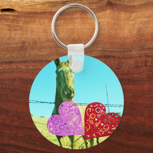 ブロンドの馬とピンクと赤いハート キーホルダー (正面)