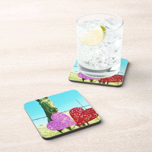 ブロンドの馬とピンクと赤いハート コースター (右側)