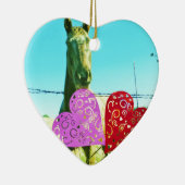 ブロンドの馬とピンクと赤いハート セラミックオーナメント (右)