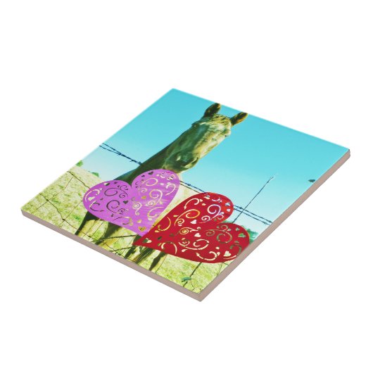 ブロンドの馬とピンクと赤いハート タイル (側面)