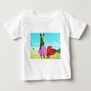 ブロンドの馬とピンクと赤いハート ベビーTシャツ