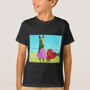ブロンドの馬とピンクと赤いハート Tシャツ