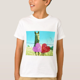 ブロンドの馬とピンクと赤いハート Tシャツ