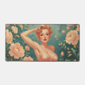 ブロンドピンアップピンクパステルフラワーズメタルアート デスクマット (正面)