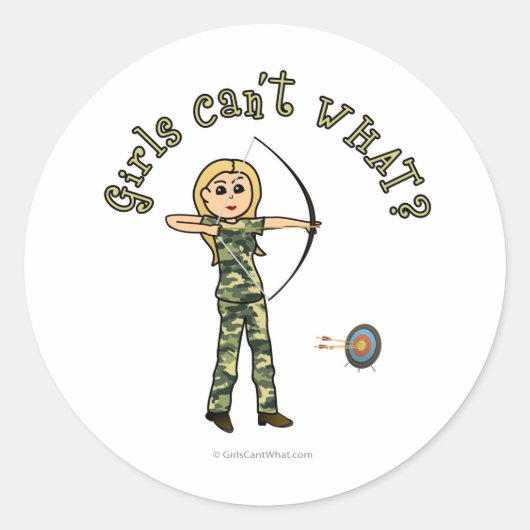 ブロンド女性アーチェリーinカモフラージュ ラウンドシール (正面)