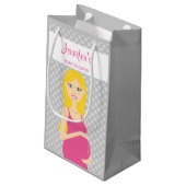 ブロンド妊婦ピンクのドレスの赤ちゃんシャワー スモールペーパーバッグ (裏面アングル)