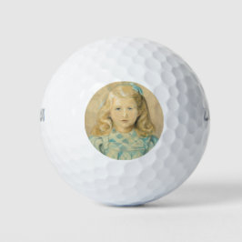 ブロンド髪のかわいい若い女の子 ゴルフボール