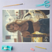 ブロンド・シック&彼女のマッスルカーのデカップポスター 薄葉紙 (クラフト)