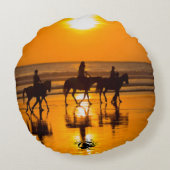 ブロンド&ブレーク – ウマビーチサンセットピロー ラウンドクッション (裏面)