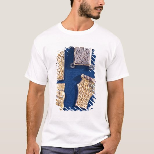 ブローチおよびバックル Tシャツ (正面)