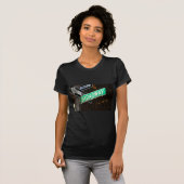 ブロードウェイの道路標識 Tシャツ (正面フル)