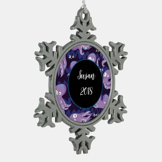 ブーたこ可愛い紫色の子供服&デコル スノーフレークピューターオーナメント (左)