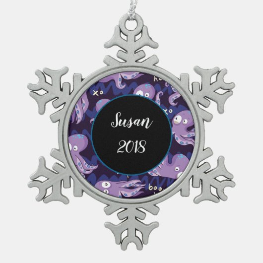 ブーたこ可愛い紫色の子供服&デコル スノーフレークピューターオーナメント (正面)