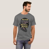 ブーを持つ少女の力を決して過小評価しない Tシャツ (正面フル)