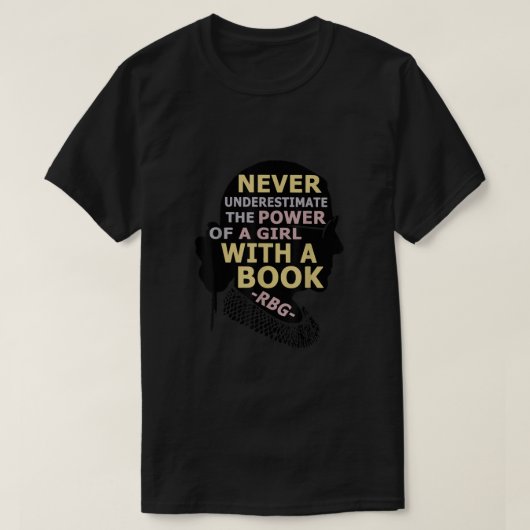 ブーを持つ少女の力を決して過小評価しない Tシャツ (デザイン正面)
