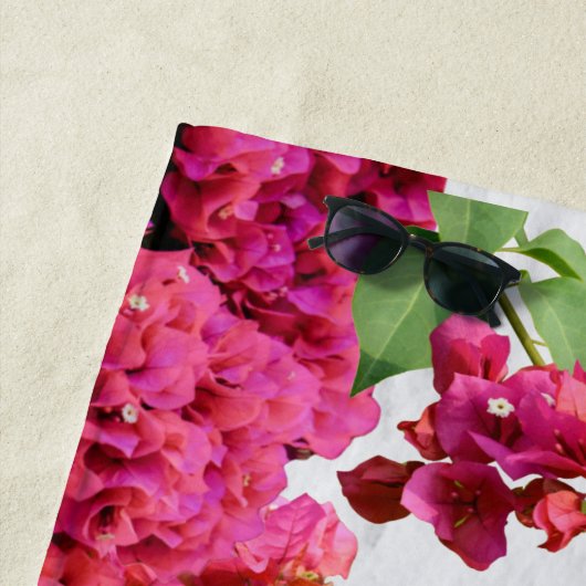 ブーゲンビリアフローラ地中海のギリシャ島 ビーチタオル (インサイチュ)