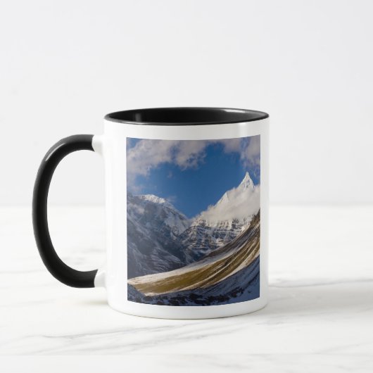 ブータンのジチュ・ドラク山の景色 マグカップ (左)