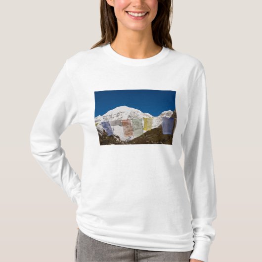 ブータンのチョモラリと祈りの旗 Tシャツ (正面)