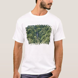 ブータンのマンジュ谷のヒマラヤ森林 Tシャツ