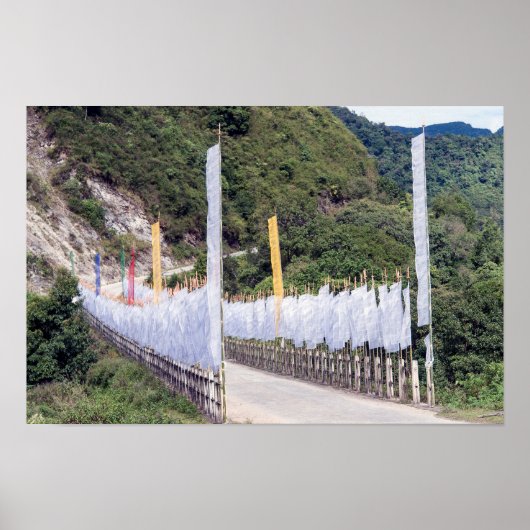 ブータンの仏教の祈りの旗のある橋 ポスター (正面)