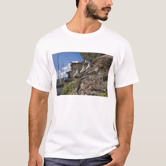 ブータンの岩の文字とネパールのチョルテン Tシャツ (正面)