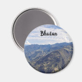 ブータンの平和な東山 – ヒマラヤ マグネット (正面/裏面)