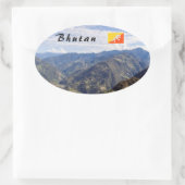 ブータンの平和な東山 – ヒマラヤ 楕円形シール (バッグ)