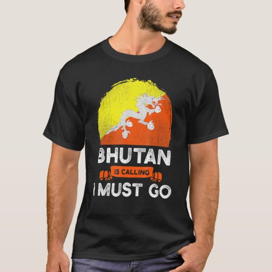 ブータン国旗を持ち歩かなければならないとブータンは言っている Tシャツ (正面)