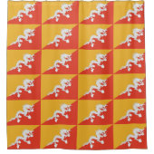 ブータン国旗を掲げたシャワーカーテン シャワーカーテン (正面)