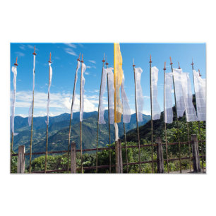 ブータン東部の山々にある祈りの旗 フォトプリント