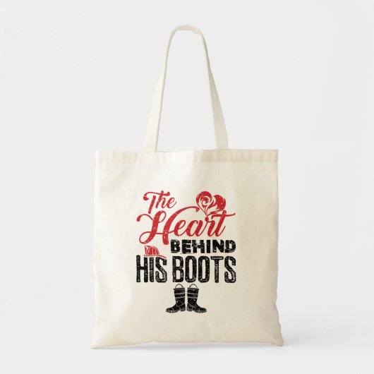 ブーツの後ろにいる消防士の妻のハート トートバッグ (正面)