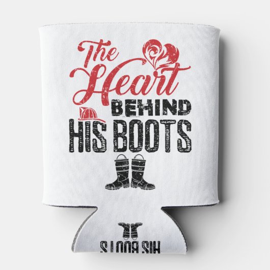 ブーツの後ろにいる消防士の妻のハート 缶クーラー (裏面)