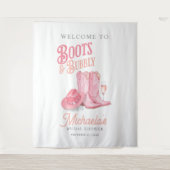 ブーツ&バブーブリーウェスタン女性のカーボーイピンクブライダルシャワー タペストリー (正面)