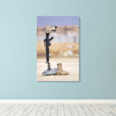 ブーツ、ライフル、犬のタグ、保護帽 キャンバスプリント (インサイチュ (ウッドフロア))