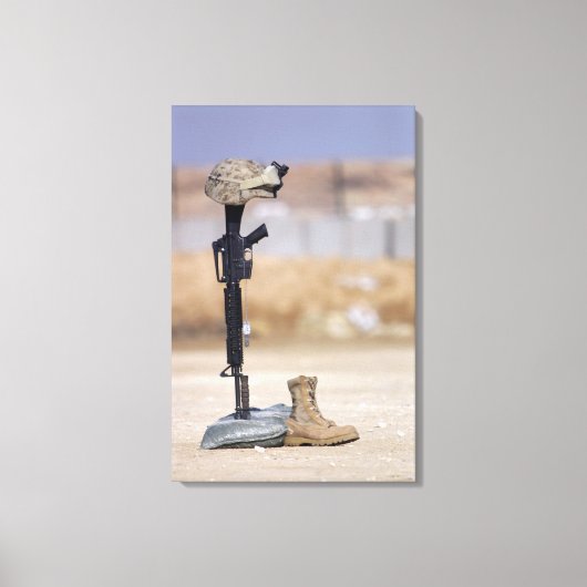 ブーツ、ライフル、犬のタグ、保護帽 キャンバスプリント (正面)