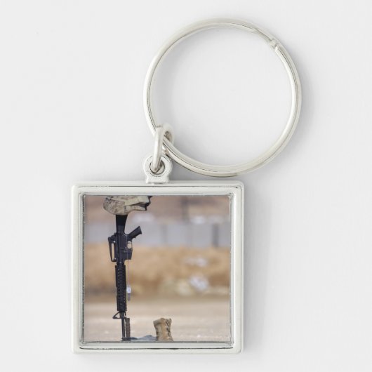 ブーツ、ライフル、犬のタグ、保護帽 キーホルダー (正面)