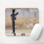 ブーツ、ライフル、犬のタグ、保護帽 マウスパッド (マウス)