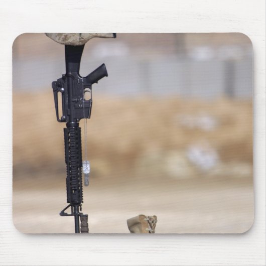 ブーツ、ライフル、犬のタグ、保護帽 マウスパッド (正面)