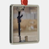 ブーツ、ライフル、犬のタグ、保護帽 メタルオーナメント (右)