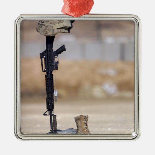 ブーツ、ライフル、犬のタグ、保護帽 メタルオーナメント (正面)
